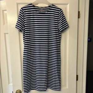 Gently worn Vineyard Vines Navy and White Striped dress size Medium